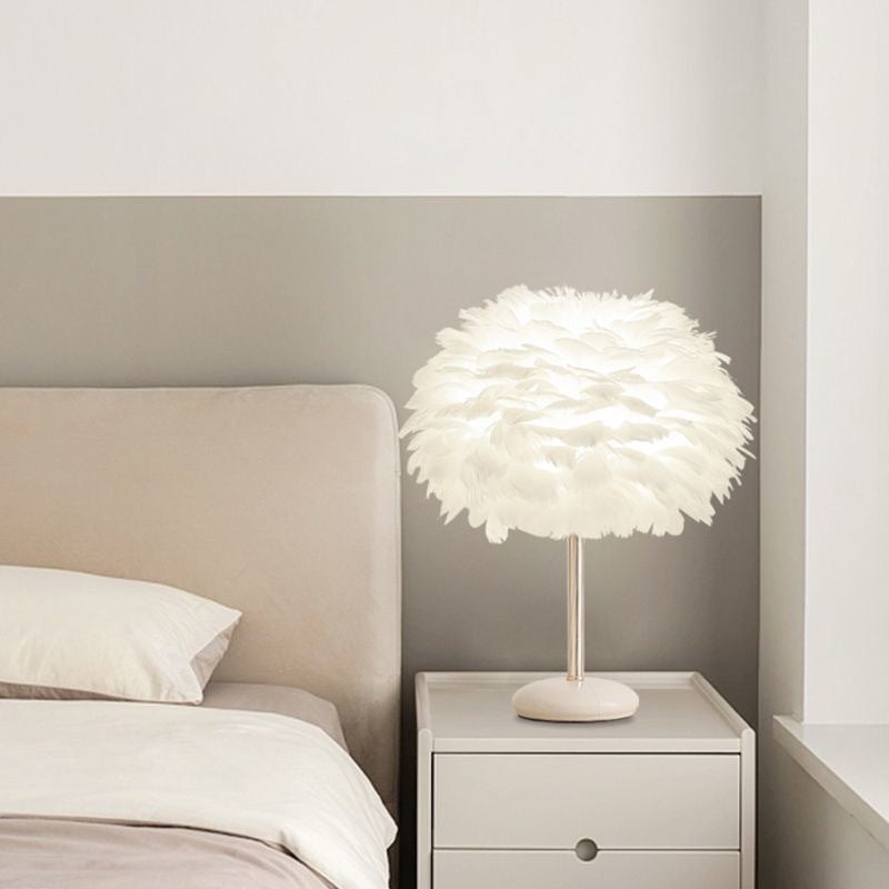 Luxury ceramic feather table lamp for girls' bedrooms, bedside lamp, high-end eye-protecting decorative lamp for live streaming rooms.
