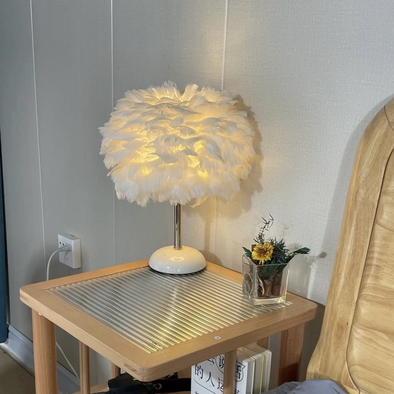 Luxury ceramic feather table lamp for girls' bedrooms, bedside lamp, high-end eye-protecting decorative lamp for live streaming rooms.